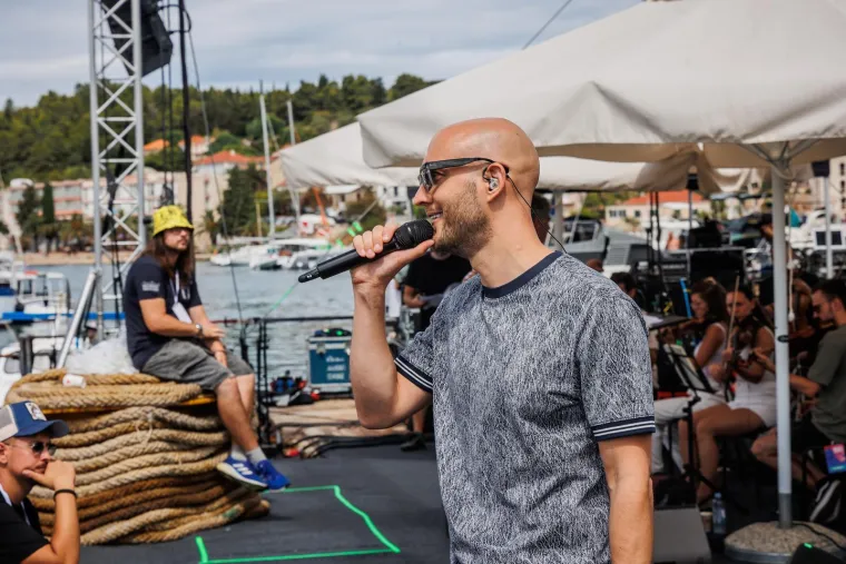 Pripreme za 'Trag u beskraju': Poznata lica pjevat će Oliveru u čast, ovako je izgledala proba