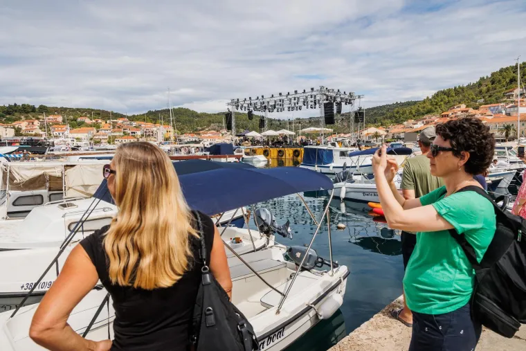 Pripreme za 'Trag u beskraju': Poznata lica pjevat će Oliveru u čast, ovako je izgledala proba