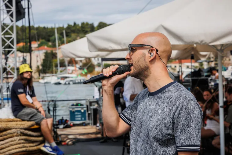 Pripreme za 'Trag u beskraju': Poznata lica pjevat će Oliveru u čast, ovako je izgledala proba