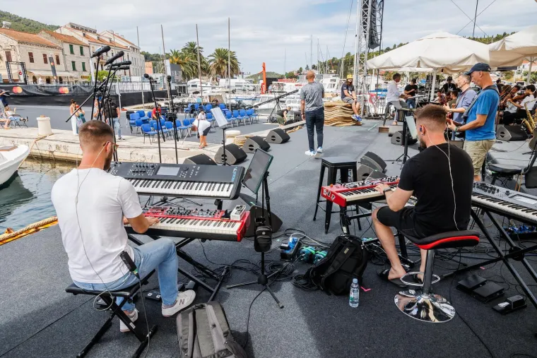 Pripreme za 'Trag u beskraju': Poznata lica pjevat će Oliveru u čast, ovako je izgledala proba