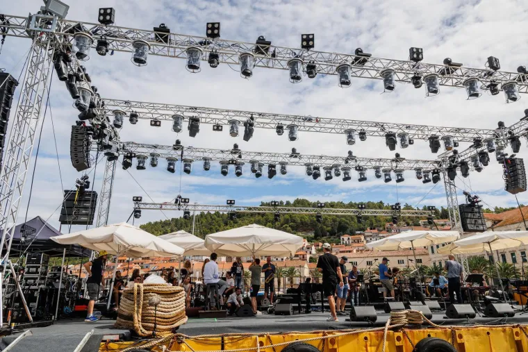 Pripreme za 'Trag u beskraju': Poznata lica pjevat će Oliveru u čast, ovako je izgledala proba