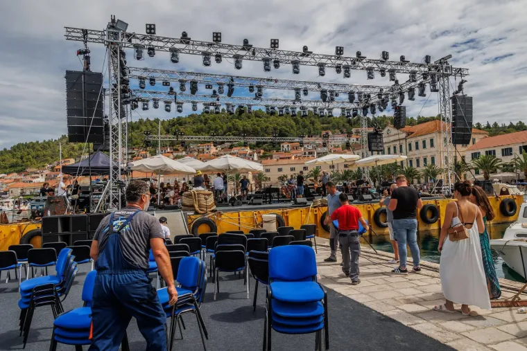 Pripreme za 'Trag u beskraju': Poznata lica pjevat će Oliveru u čast, ovako je izgledala proba