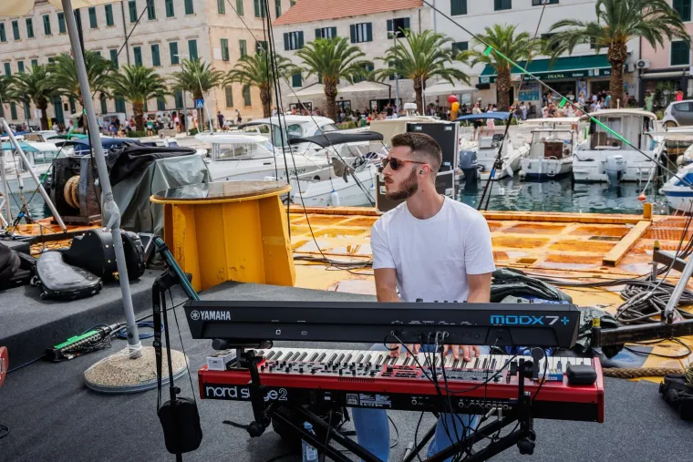 Pripreme za 'Trag u beskraju': Poznata lica pjevat će Oliveru u čast, ovako je izgledala proba