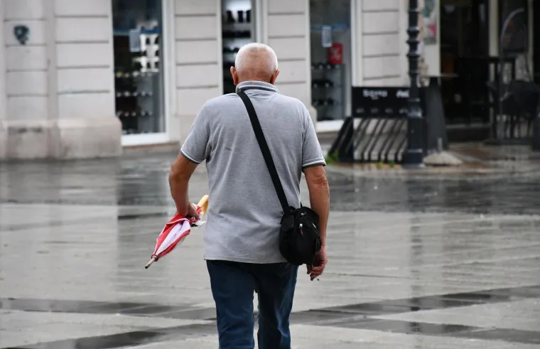 Slavonci nisu od šećera: Kiša ih nije zaustavila od ljetne šetnje, a dama u crvenom privukla pažnju