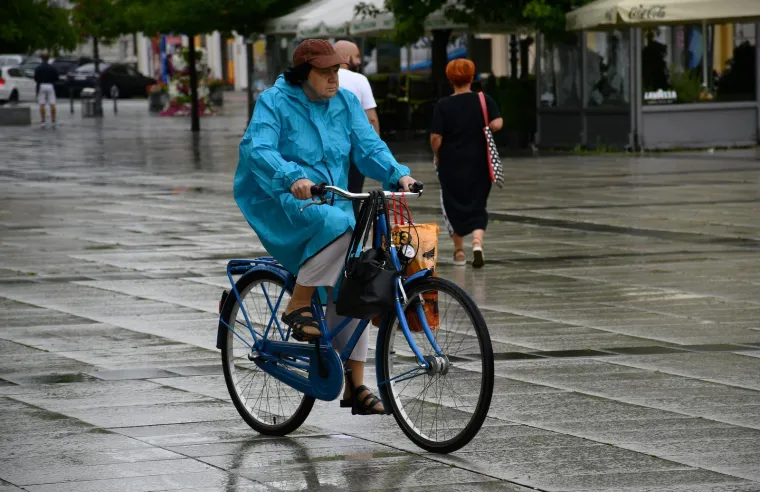 Slavonci nisu od &scaron;ećera: Ki&scaron;a ih nije zaustavila od ljetne &scaron;etnje, a dama u crvenom privukla pažnju