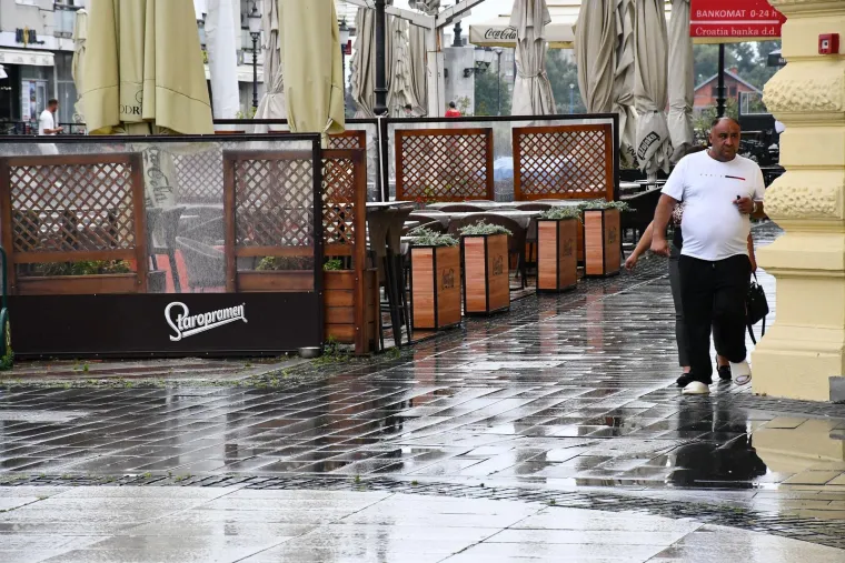 Slavonci nisu od &scaron;ećera: Ki&scaron;a ih nije zaustavila od ljetne &scaron;etnje, a dama u crvenom privukla pažnju