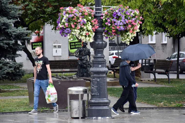 Slavonci nisu od &scaron;ećera: Ki&scaron;a ih nije zaustavila od ljetne &scaron;etnje, a dama u crvenom privukla pažnju