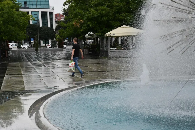 Slavonci nisu od &scaron;ećera: Ki&scaron;a ih nije zaustavila od ljetne &scaron;etnje, a dama u crvenom privukla pažnju