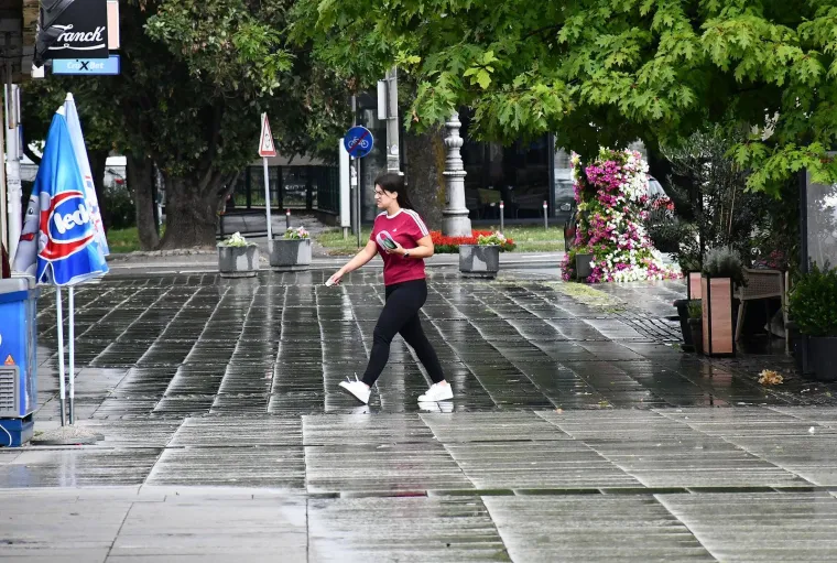 Slavonci nisu od šećera: Kiša ih nije zaustavila od ljetne šetnje, a dama u crvenom privukla pažnju