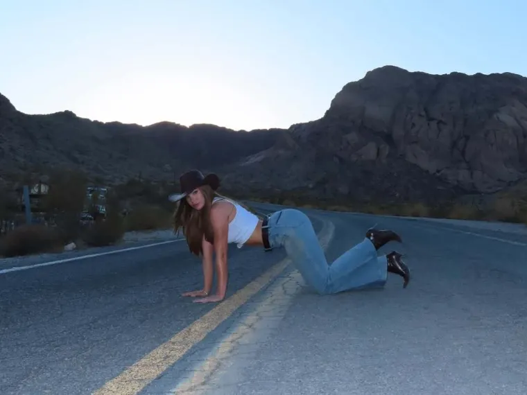 Ovo je nova cura Bake Praseta? Prvo je bila djevojka za jednu noć, a sada s njom provodi dane