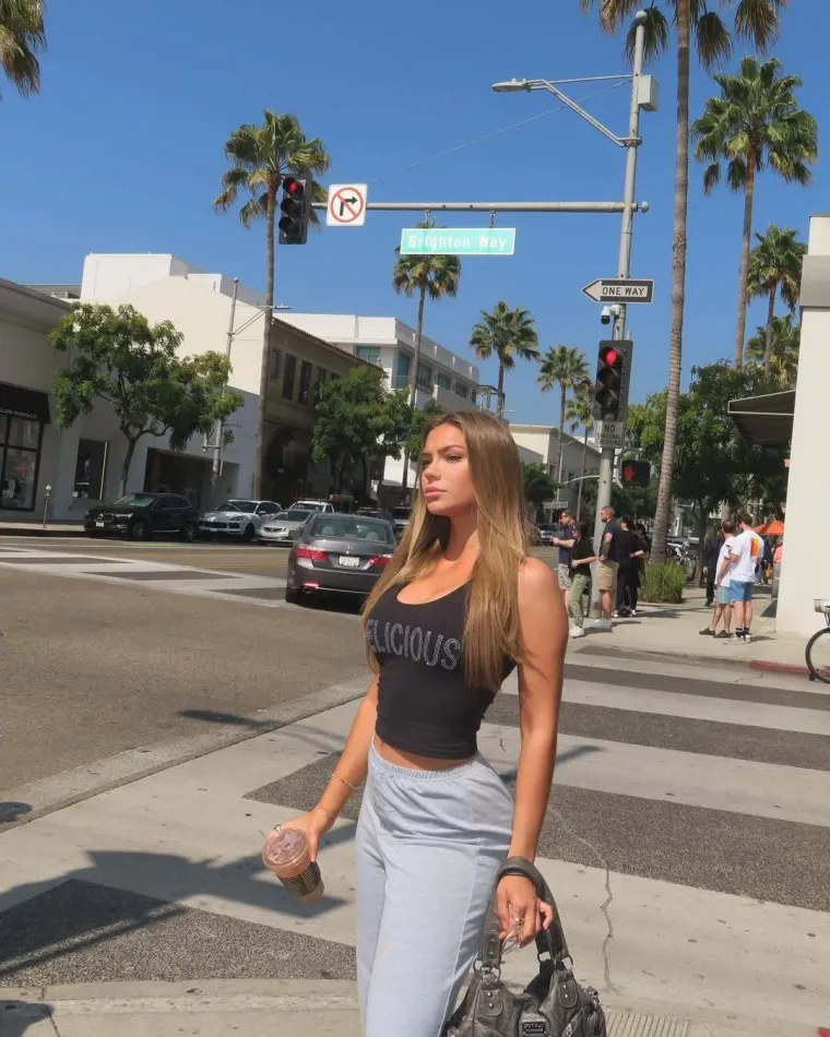 Ovo je nova cura Bake Praseta? Prvo je bila djevojka za jednu noć, a sada s njom provodi dane