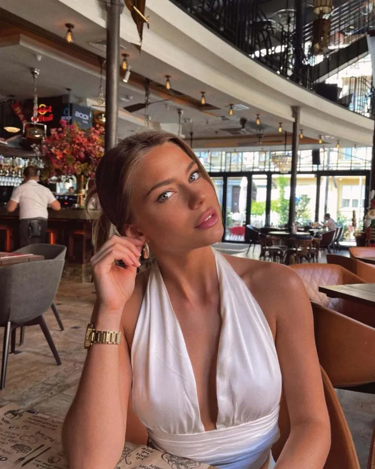 Ovo je nova cura Bake Praseta? Prvo je bila djevojka za jednu noć, a sada s njom provodi dane