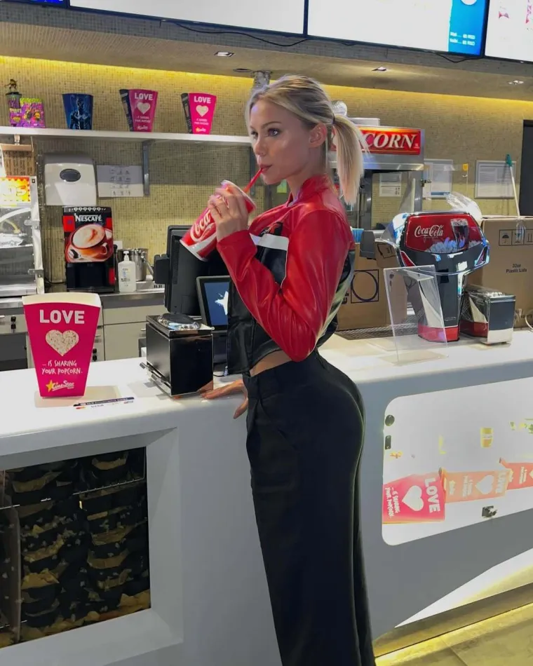 Ovo je nova cura Bake Praseta? Prvo je bila djevojka za jednu noć, a sada s njom provodi dane