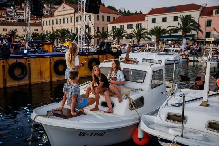 Gomila ljudi, baklje i najljepše Oliverove pjesme: Svi žele biti dio spektakla u Veloj Luci