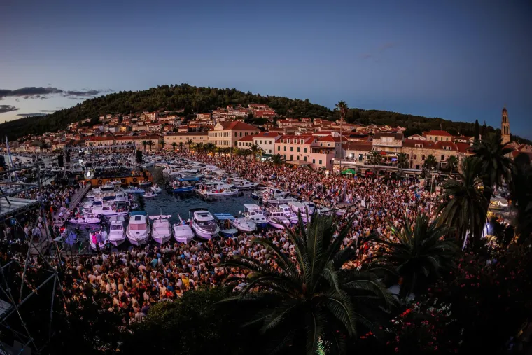 Gomila ljudi, baklje i najljep&scaron;e Oliverove pjesme: Svi žele biti dio spektakla u Veloj Luci