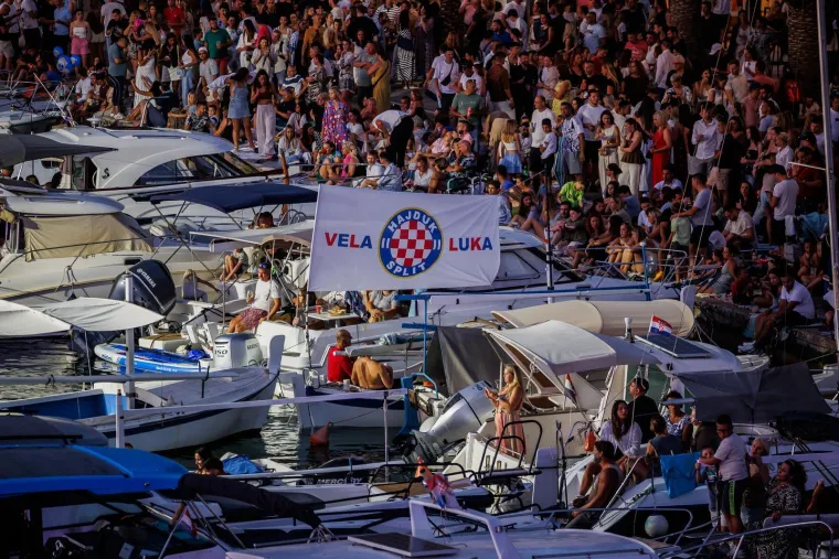 Gomila ljudi, baklje i najljepše Oliverove pjesme: Svi žele biti dio spektakla u Veloj Luci