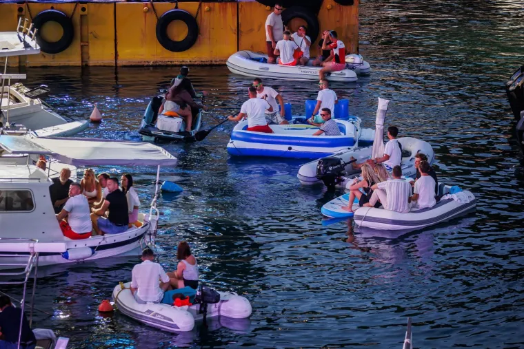 Gomila ljudi, baklje i najljep&scaron;e Oliverove pjesme: Svi žele biti dio spektakla u Veloj Luci