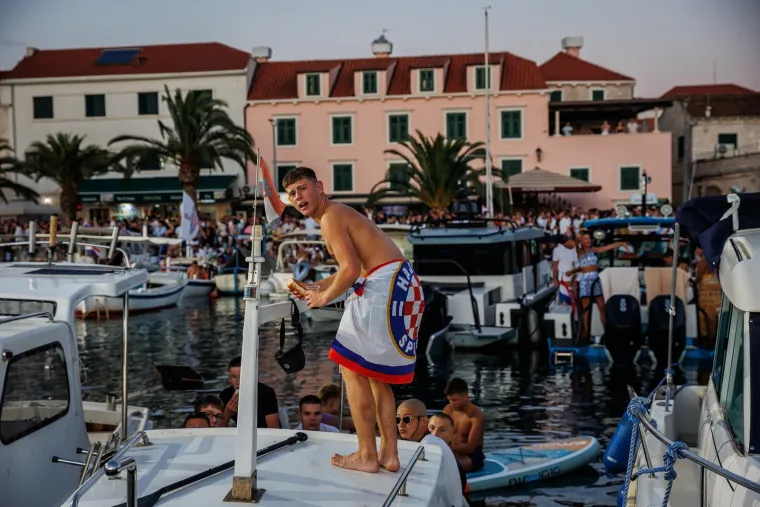 Gomila ljudi, baklje i najljepše Oliverove pjesme: Svi žele biti dio spektakla u Veloj Luci