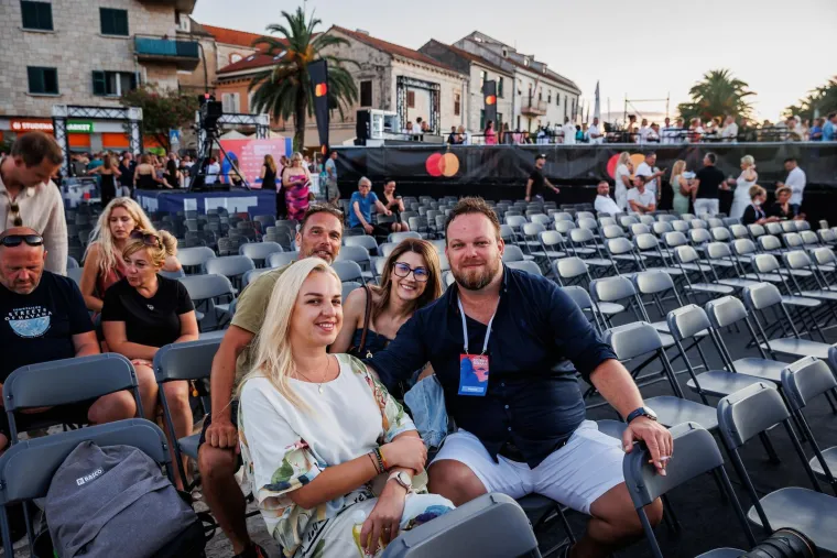 Gomila ljudi, baklje i najljep&scaron;e Oliverove pjesme: Svi žele biti dio spektakla u Veloj Luci