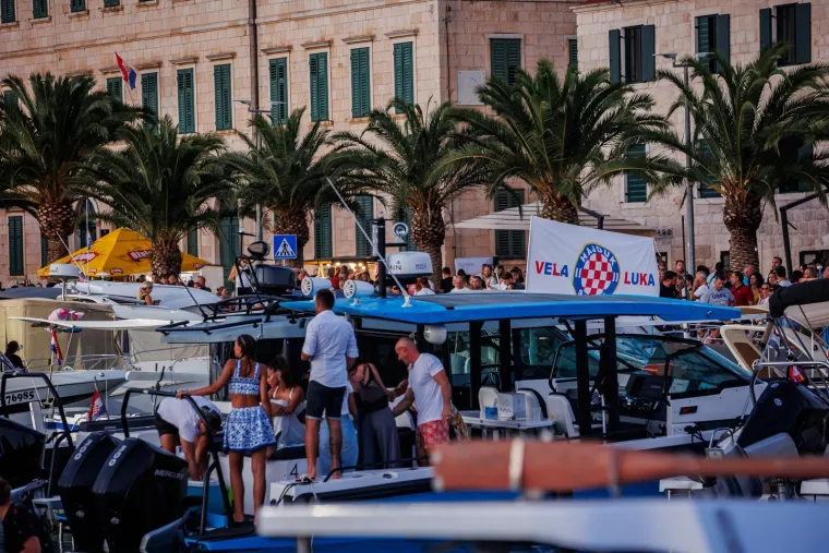 Gomila ljudi, baklje i najljep&scaron;e Oliverove pjesme: Svi žele biti dio spektakla u Veloj Luci