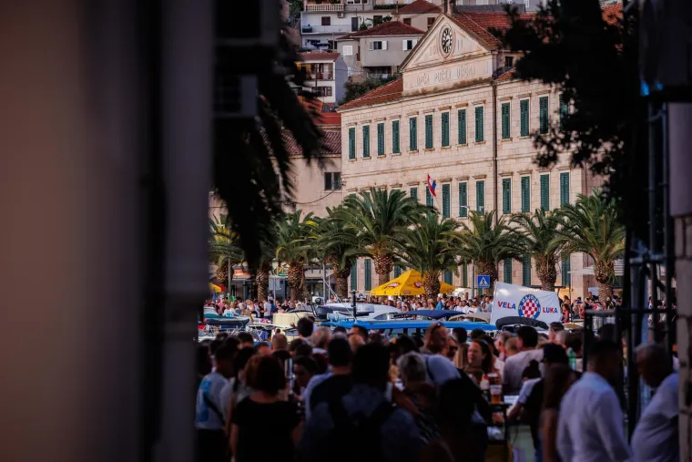 Gomila ljudi, baklje i najljep&scaron;e Oliverove pjesme: Svi žele biti dio spektakla u Veloj Luci