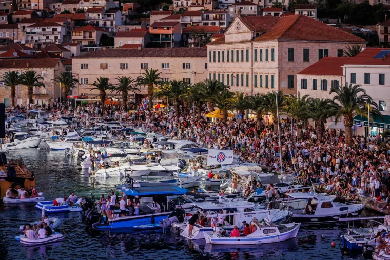 Gomila ljudi, baklje i najljepše Oliverove pjesme: Svi žele biti dio spektakla u Veloj Luci