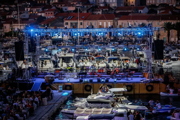 Gomila ljudi, baklje i najljep&scaron;e Oliverove pjesme: Svi žele biti dio spektakla u Veloj Luci