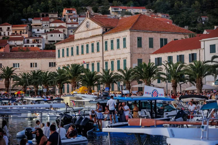 Gomila ljudi, baklje i najljep&scaron;e Oliverove pjesme: Svi žele biti dio spektakla u Veloj Luci