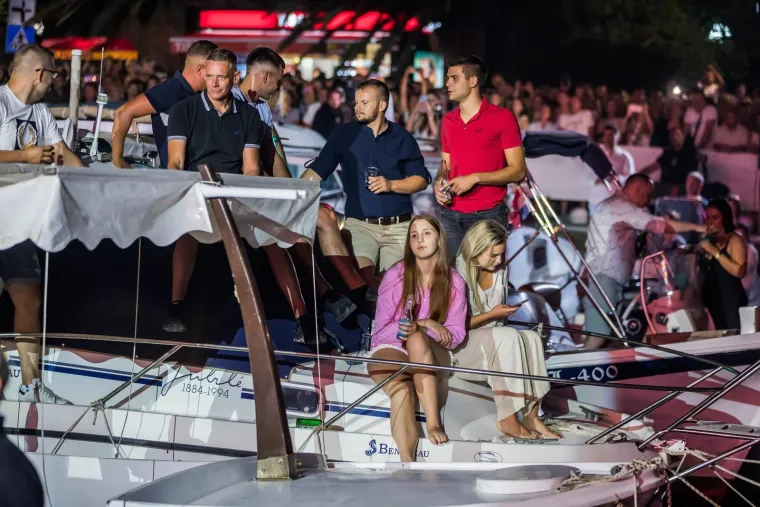 Gomila ljudi, baklje i najljepše Oliverove pjesme: Svi žele biti dio spektakla u Veloj Luci