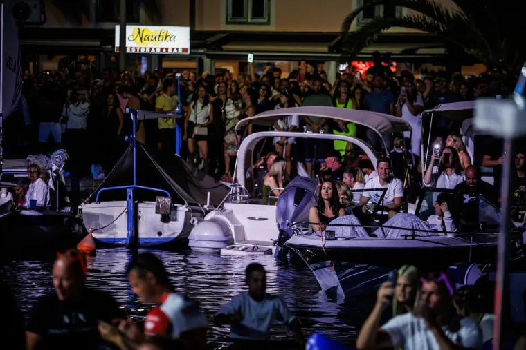 Gomila ljudi, baklje i najljepše Oliverove pjesme: Svi žele biti dio spektakla u Veloj Luci