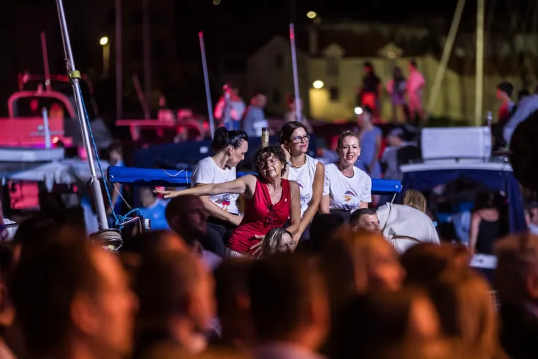 Gomila ljudi, baklje i najljepše Oliverove pjesme: Svi žele biti dio spektakla u Veloj Luci