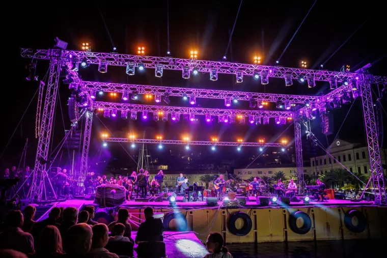 Gomila ljudi, baklje i najljepše Oliverove pjesme: Svi žele biti dio spektakla u Veloj Luci