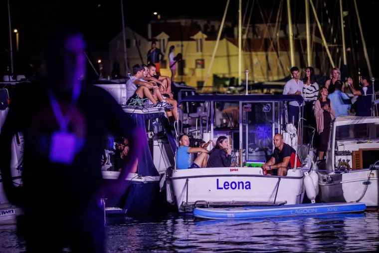 Gomila ljudi, baklje i najljepše Oliverove pjesme: Svi žele biti dio spektakla u Veloj Luci