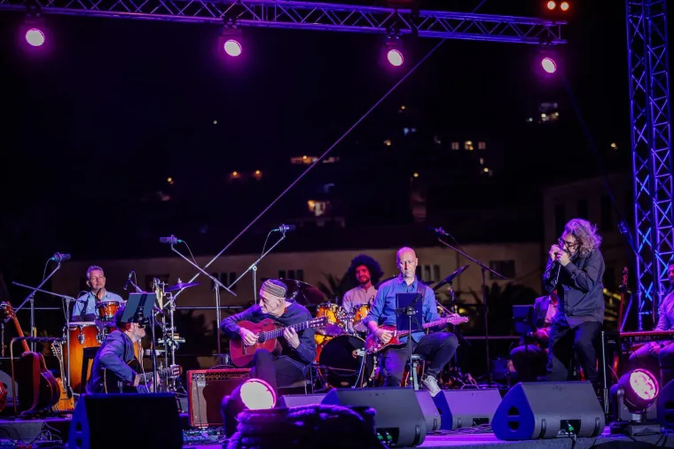 Gomila ljudi, baklje i najljepše Oliverove pjesme: Svi žele biti dio spektakla u Veloj Luci