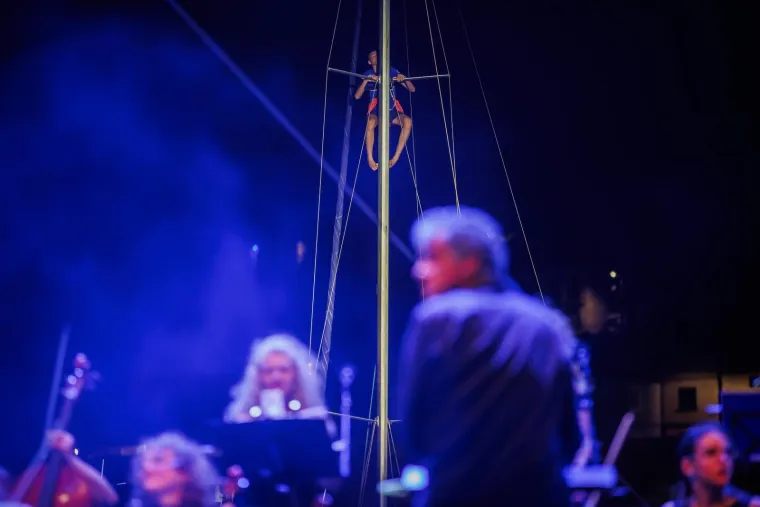 Gomila ljudi, baklje i najljepše Oliverove pjesme: Svi žele biti dio spektakla u Veloj Luci