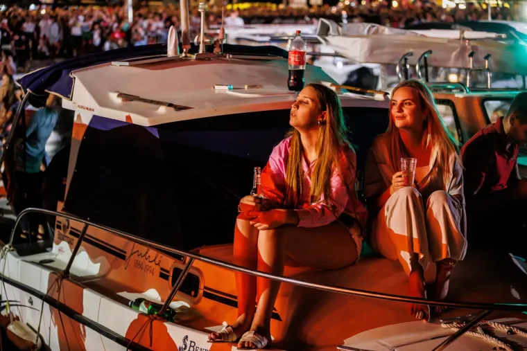 Gomila ljudi, baklje i najljepše Oliverove pjesme: Svi žele biti dio spektakla u Veloj Luci