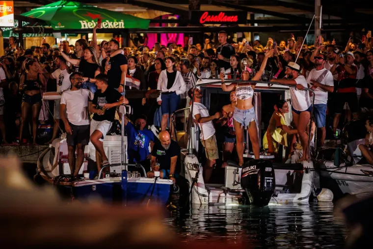 Gomila ljudi, baklje i najljepše Oliverove pjesme: Svi žele biti dio spektakla u Veloj Luci