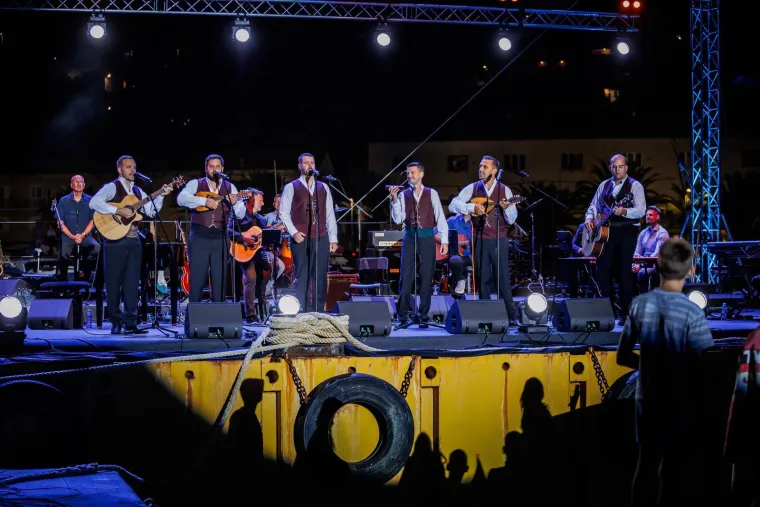 Gomila ljudi, baklje i najljepše Oliverove pjesme: Svi žele biti dio spektakla u Veloj Luci