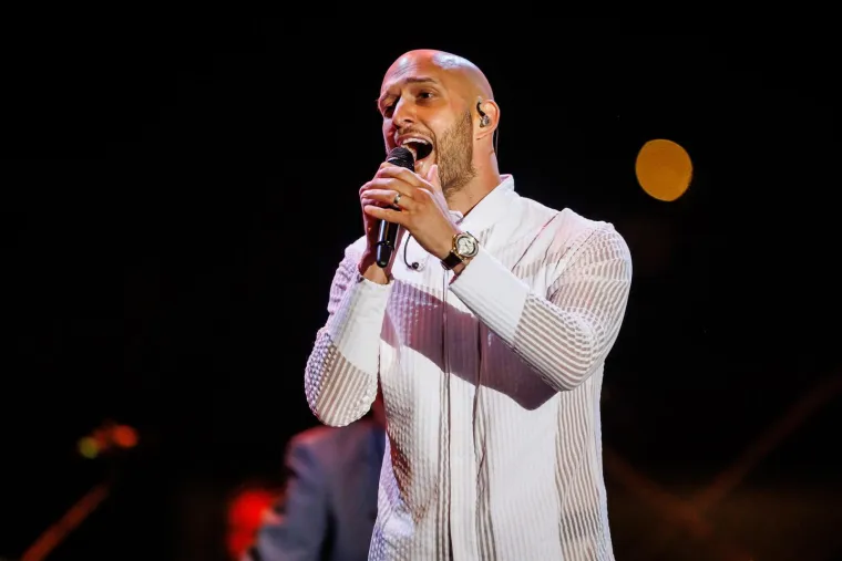 Gomila ljudi, baklje i najljepše Oliverove pjesme: Svi žele biti dio spektakla u Veloj Luci