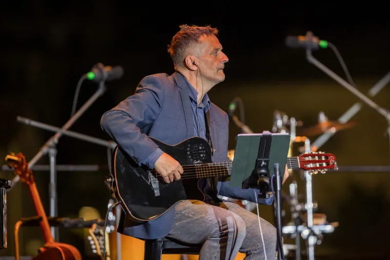 Vela Luka sinoć gorjela uz Oliverove hitove: Evo tko je sve zapjevao u njegovu čast