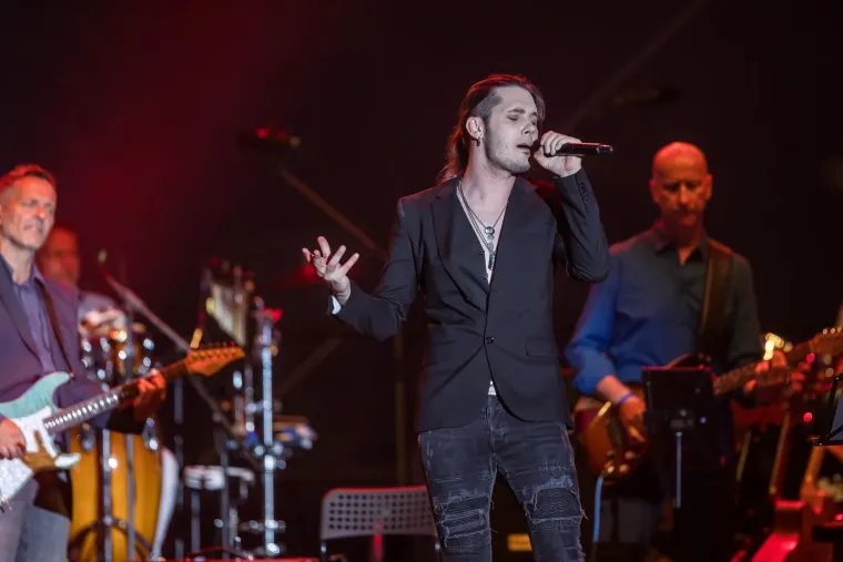 Vela Luka sinoć gorjela uz Oliverove hitove: Evo tko je sve zapjevao u njegovu čast