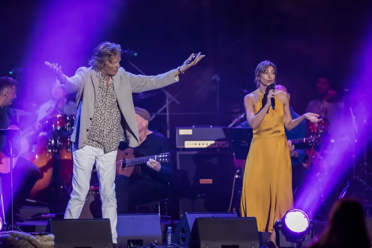 Vela Luka sinoć gorjela uz Oliverove hitove: Evo tko je sve zapjevao u njegovu čast