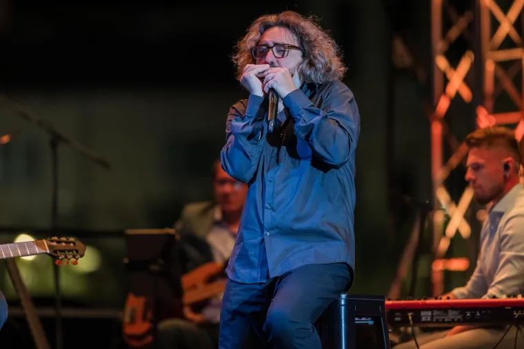 Vela Luka sinoć gorjela uz Oliverove hitove: Evo tko je sve zapjevao u njegovu čast