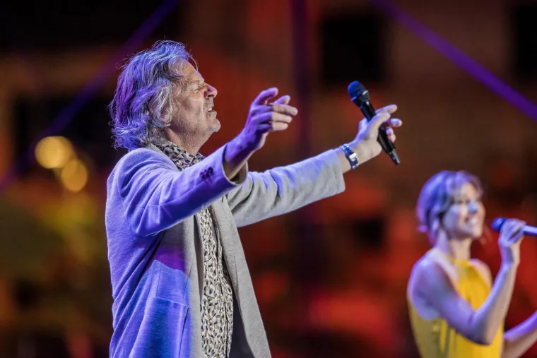 Vela Luka sinoć gorjela uz Oliverove hitove: Evo tko je sve zapjevao u njegovu čast