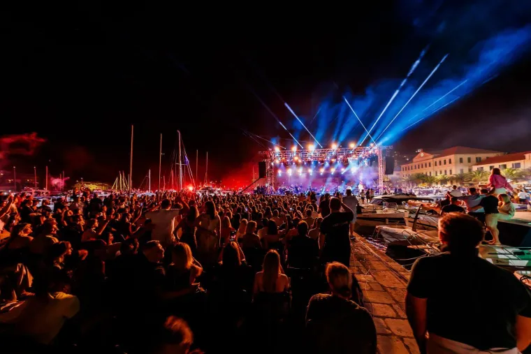 Vela Luka sinoć gorjela uz Oliverove hitove: Evo tko je sve zapjevao u njegovu čast