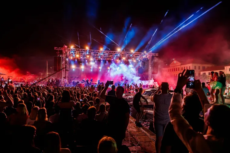 Vela Luka sinoć gorjela uz Oliverove hitove: Evo tko je sve zapjevao u njegovu čast