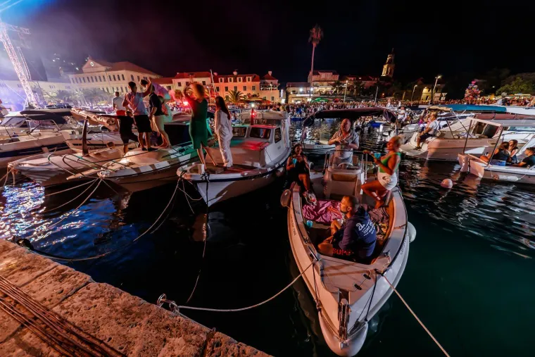 Vela Luka sinoć gorjela uz Oliverove hitove: Evo tko je sve zapjevao u njegovu čast