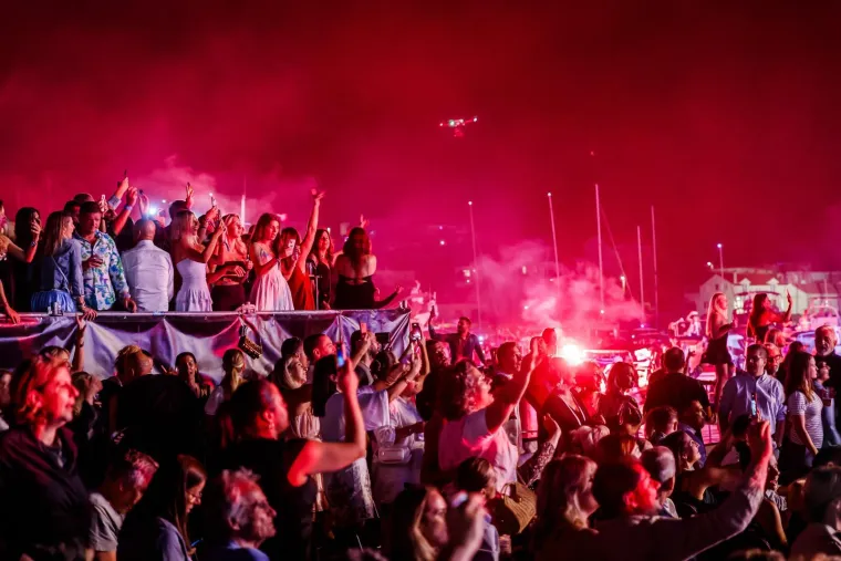 Vela Luka sinoć gorjela uz Oliverove hitove: Evo tko je sve zapjevao u njegovu čast