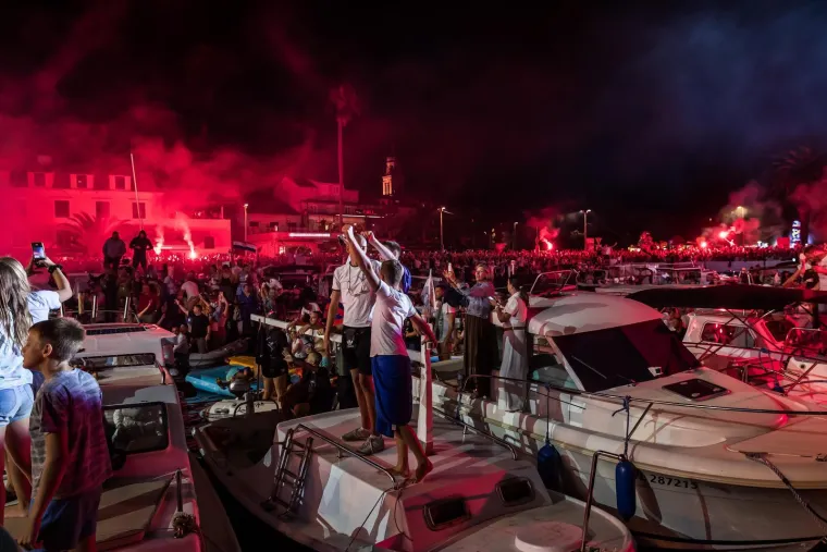 Vela Luka sinoć gorjela uz Oliverove hitove: Evo tko je sve zapjevao u njegovu čast