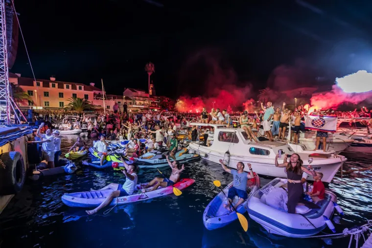 Vela Luka sinoć gorjela uz Oliverove hitove: Evo tko je sve zapjevao u njegovu čast